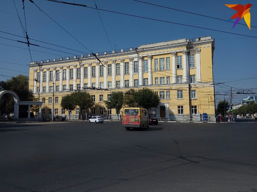 В филиале не верят ни в версию об аварийности здания, ни в версию о немилости Рособрнадзора.