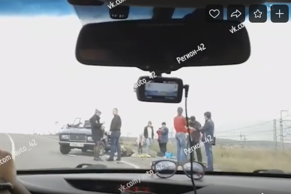 В Кузбассе трактор ковшом разорвал легковушку.Фото: "Регион42"/ vk.com