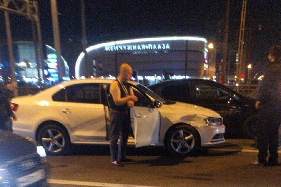 В Петербурге пьяного водителя привязали к автомобилю и вызвали полицию