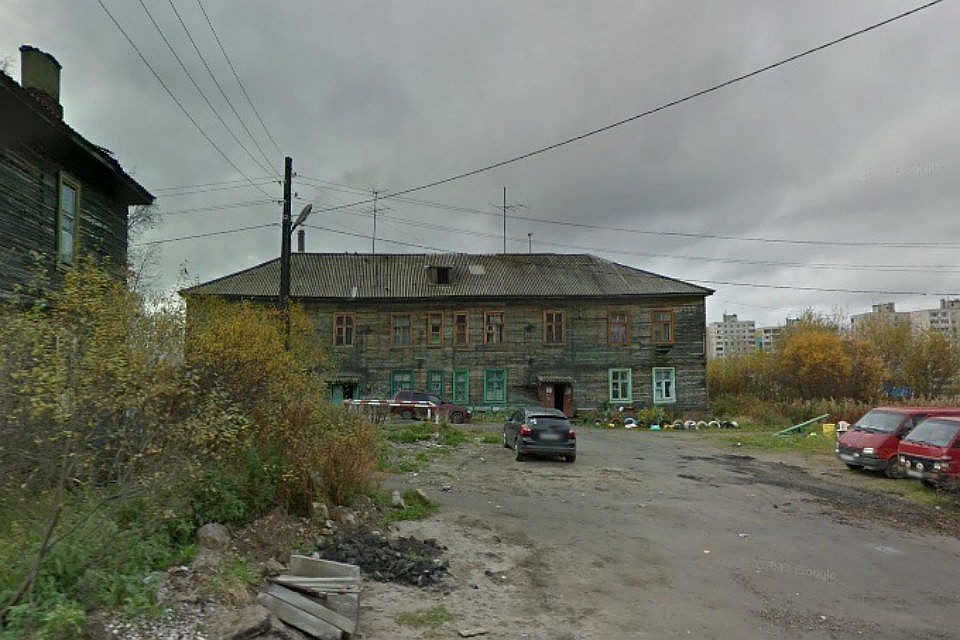 Жилые деревяшки на улице Павлова в Мурманске становятся опасны для жизни.