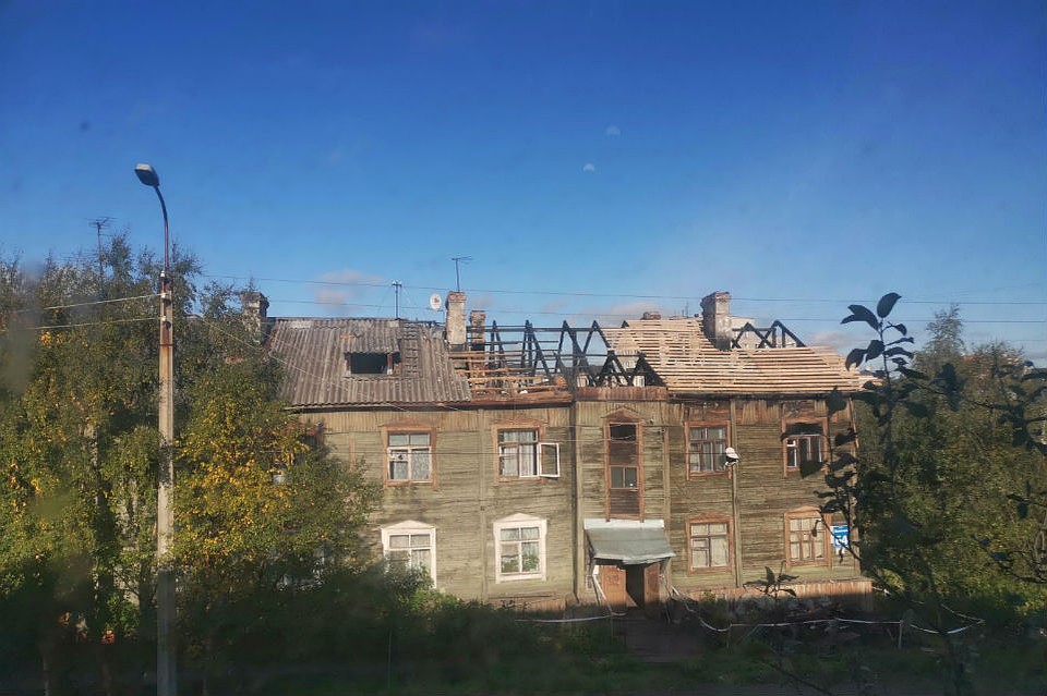 После пожара в деревяшке делают новую крышу. Фото: Яна Никишкина