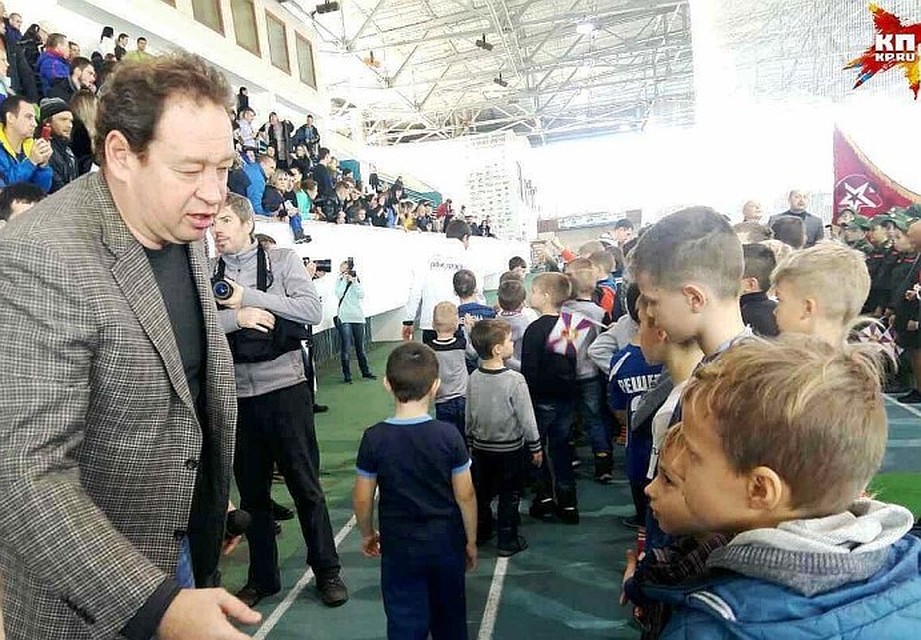 У школы Слуцкого в Волгограде нет своей базы и детям приходится заниматься где попало. Тренер решил это исправить.