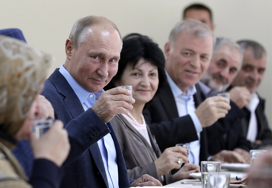 Путин и та самая рюмка водки. Фото: Михаил Метцель/ТАСС