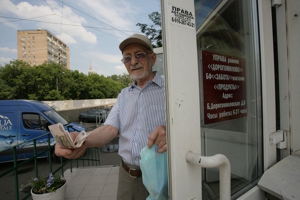 В Кургане пенсионер накупил продуктов по чужой банковской карте.
