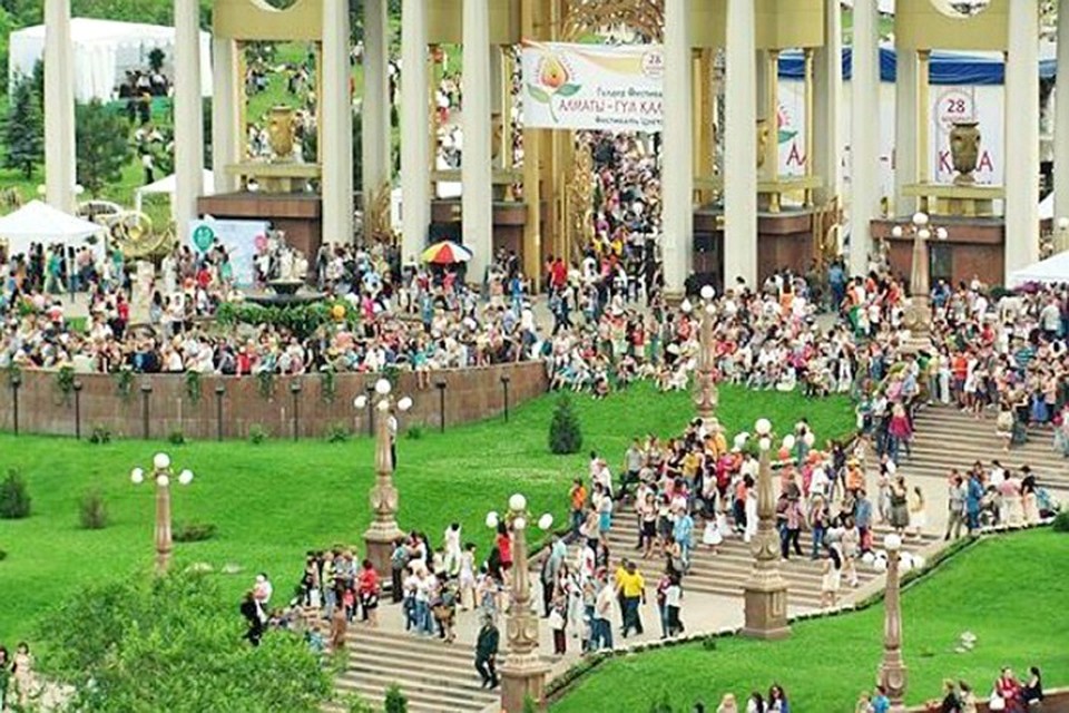 В Парке Первого Президента в День города яблоку негде упасть.