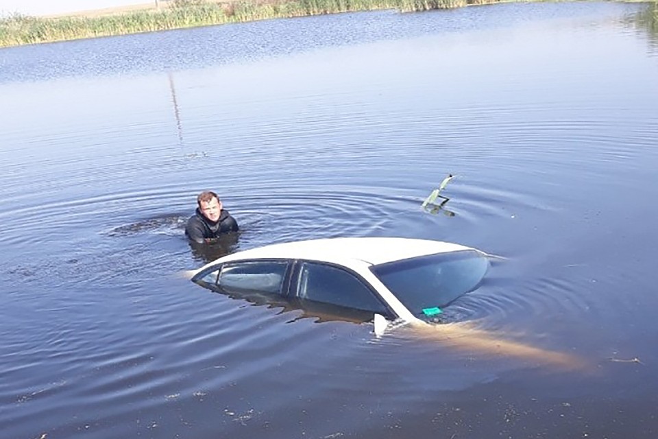 Водитель съехала в озеро - машину доставали спасатели. Фото: МЧС