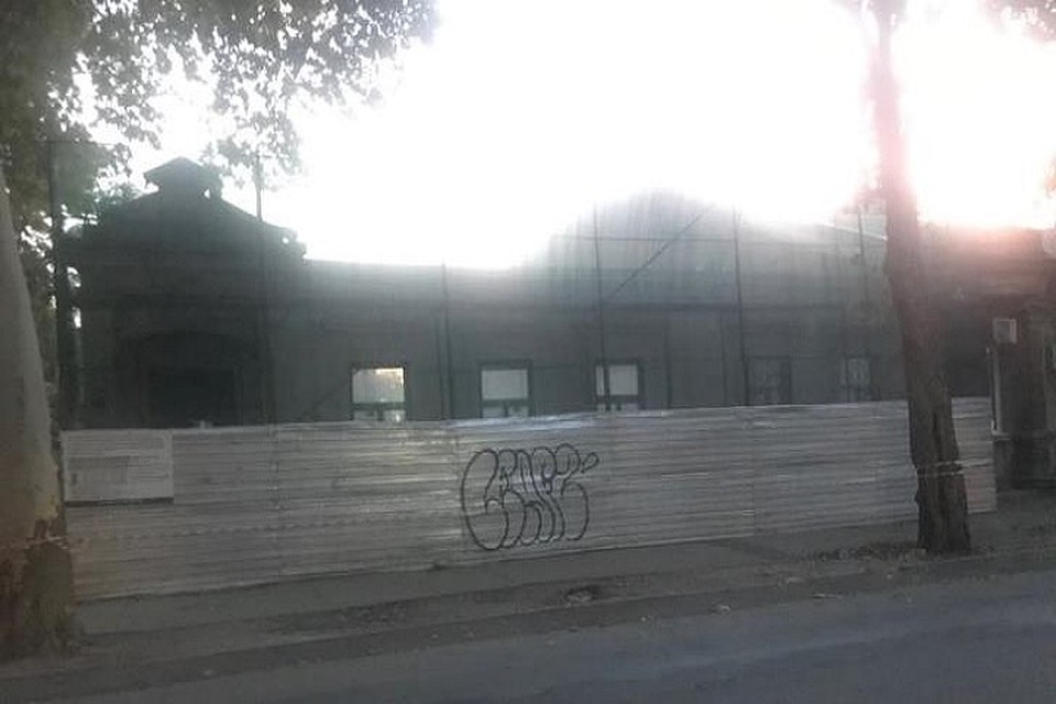 Под видом "реконструкции фасада" в Кишинева был разрушен очередной памятник архитектуры. Фото: omg.md