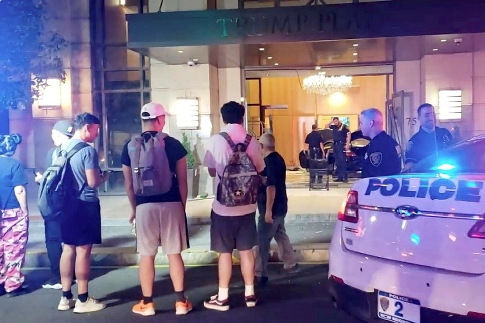 Автомобиль въехал в вестибюль 40-этажного здания отеля Trump Plaza