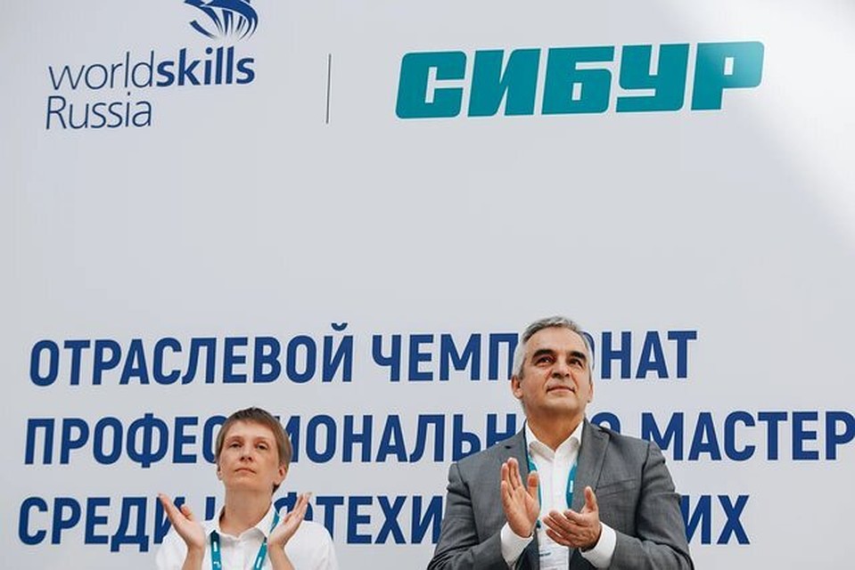 Рустам Галиахметов, член-правления - управляющий директор ( СИБУР) и Екатерина Никул, директор департамента по работе с промышленностью и развитию новых компетенций (WorldSkills) на церемонии награждения.