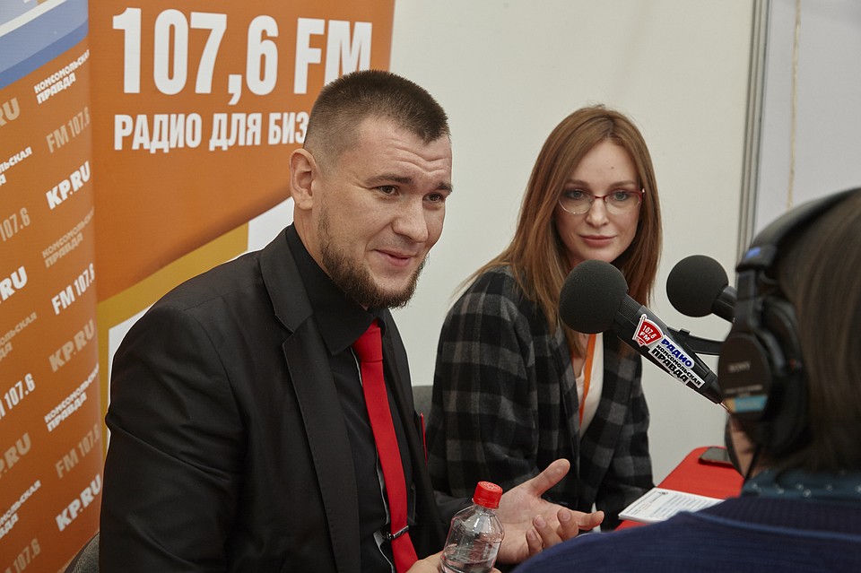 Генеральный директор ООО "Инструмент-Д" Сергей Ермаков и руководитель отдела закупок и логистики ООО "Инструмент-Д" Яна Грудинина