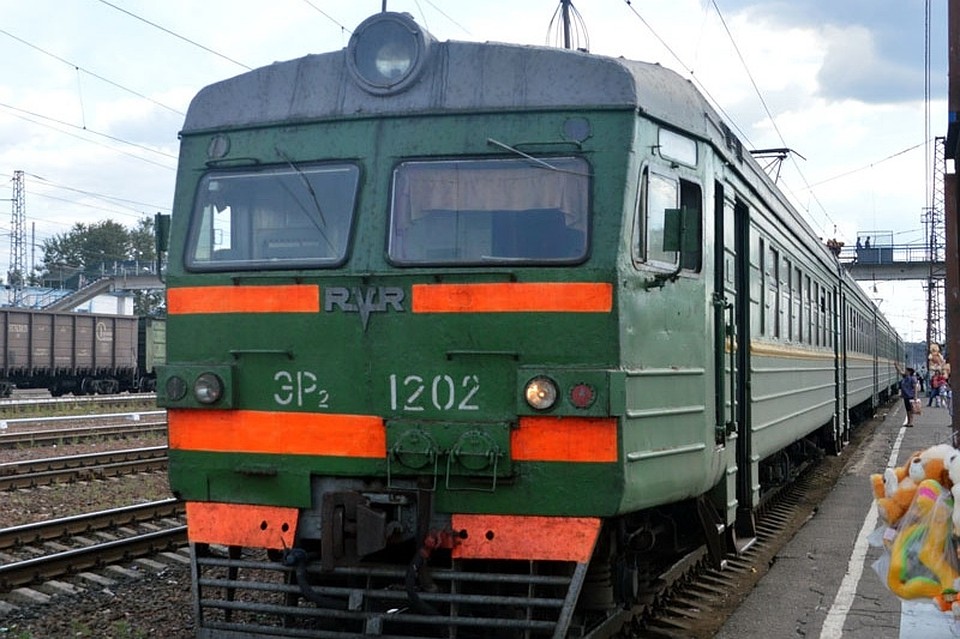 Поезд сбил человека.