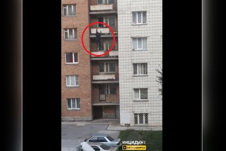 Новосибирцев заставил поволноваться парень, лазающий по балконам. Фото: Кадр из видео