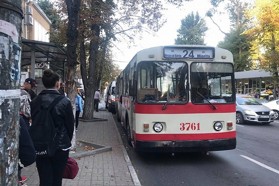 Накал страстей в городском старом троллейбусе.