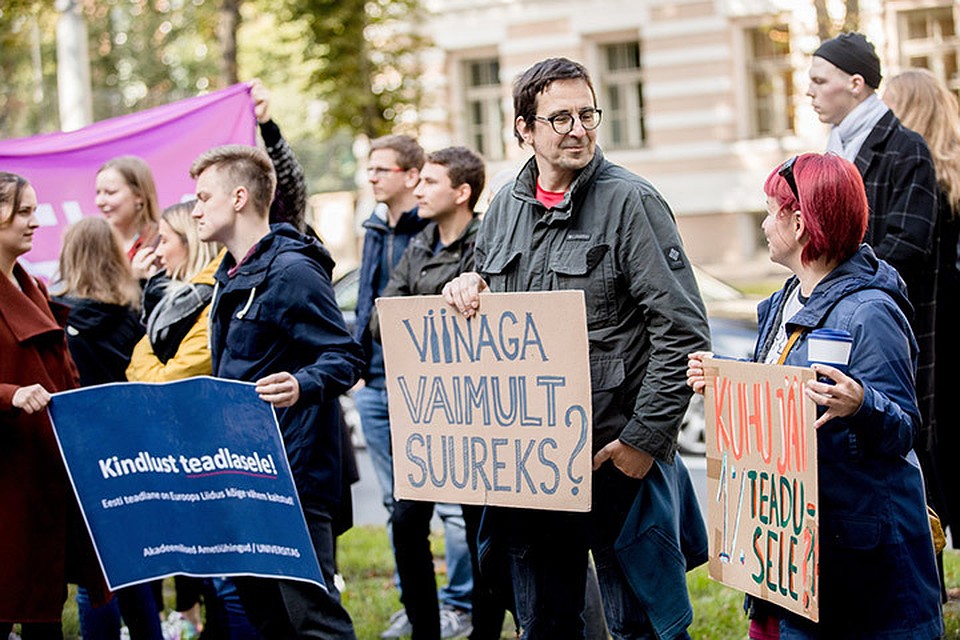 В Эстонии прошли пикеты с требованием увеличить финансирование образования и науки. Фото: с сайта rus.err.ee