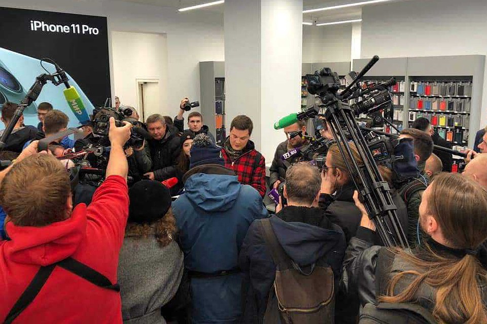 Первый покупатель iPhone 11 москвич Давид Давыдов рассказал, что просто зашёл за новым гаджетом по пути на работу. Фото: Inventive Retail Group