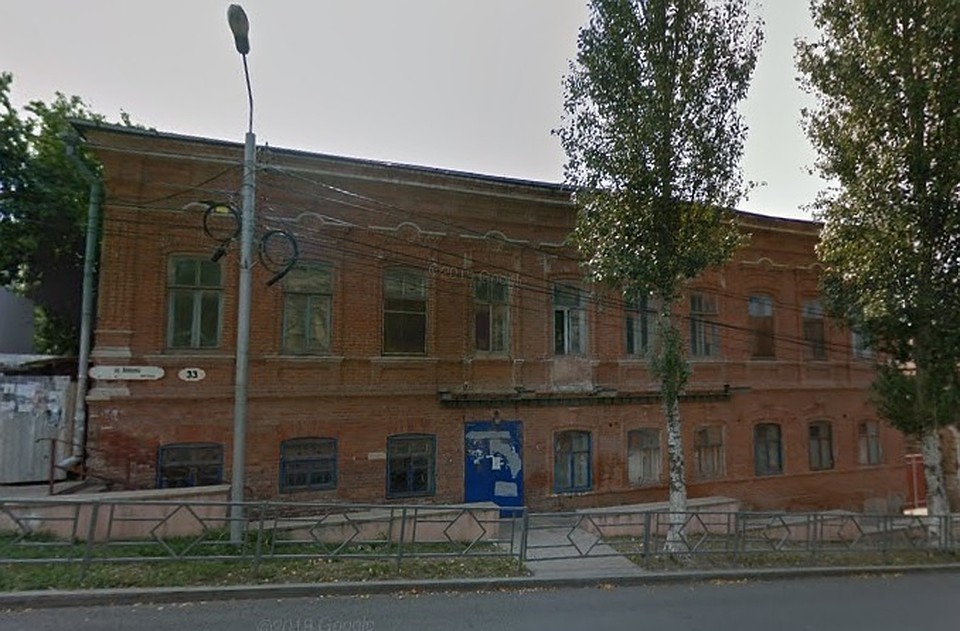 Стекла в здании разбиты, а одна его стена грозит обрушением