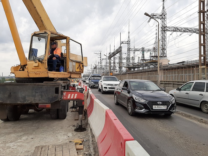 В этом году доделают ремонт одной стороны моста - той, где сейчас идут работы.