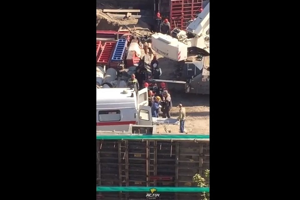 В Новосибирске на стройплощадке рабочего придавило трубой. Фото: Кадр из видео