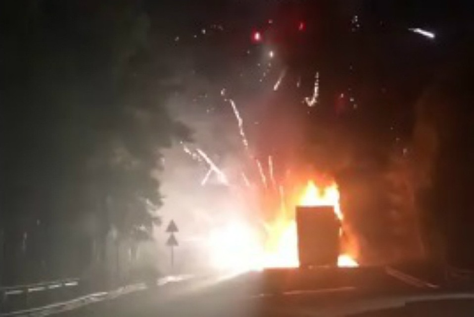 На трассе Комсомольск-Хабаровск случилась огненная авария с фейерверком