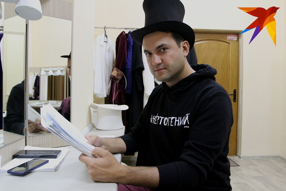 Тарас Кузьмин - сполнитель роли Михаила Васильевича Кречинского в цилиндре и толстовке доктора Чернова