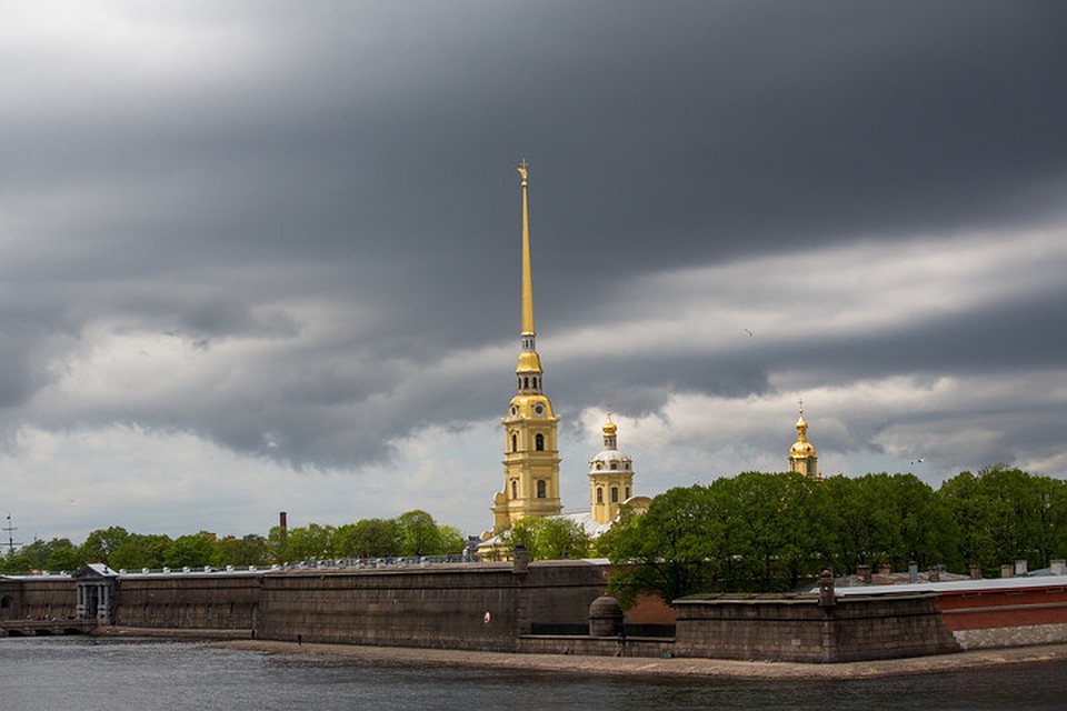 По словам синоптиков, погода 28 сентября в Санкт-Петербурге будет теплой, но пасмурной.