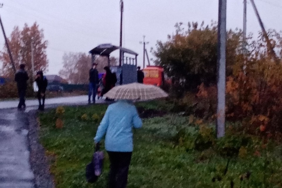Автобус с пассажирами врезался столб на остановке в Кемерове. ФОТО: vk.com, "Инцидент Кемерово".
