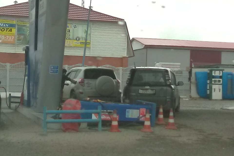 Инцидент с колонкой на автозаправке в Бийске. Фото: Сергей Спривак в vk.com/incident_22