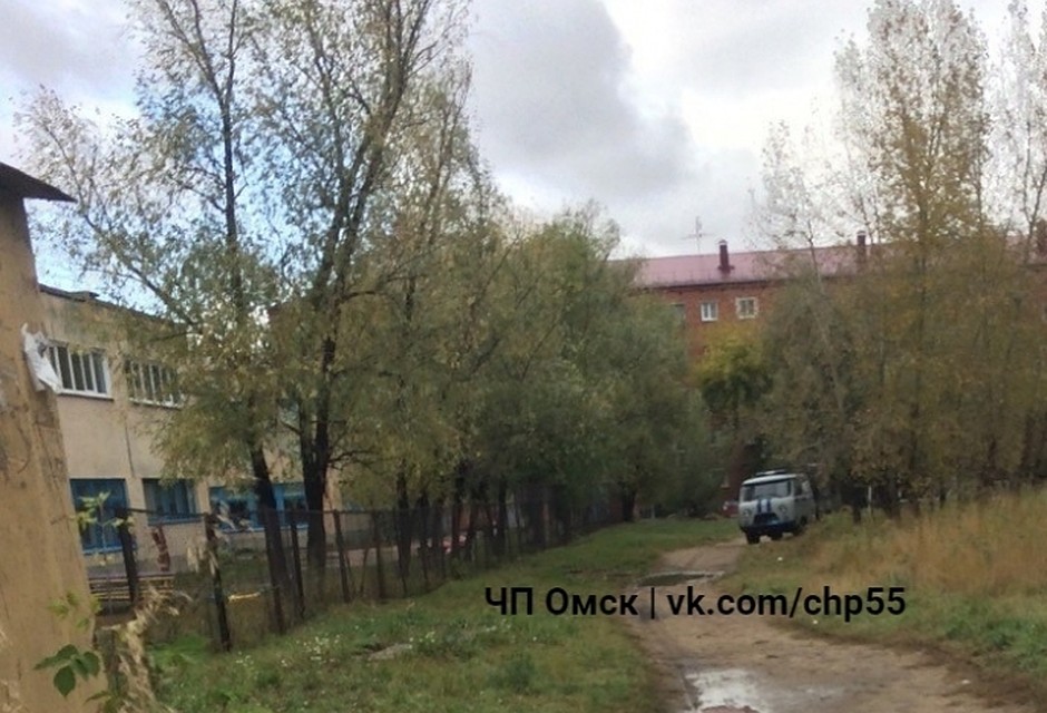 В Омске рядом со школой нашли труп мужчины