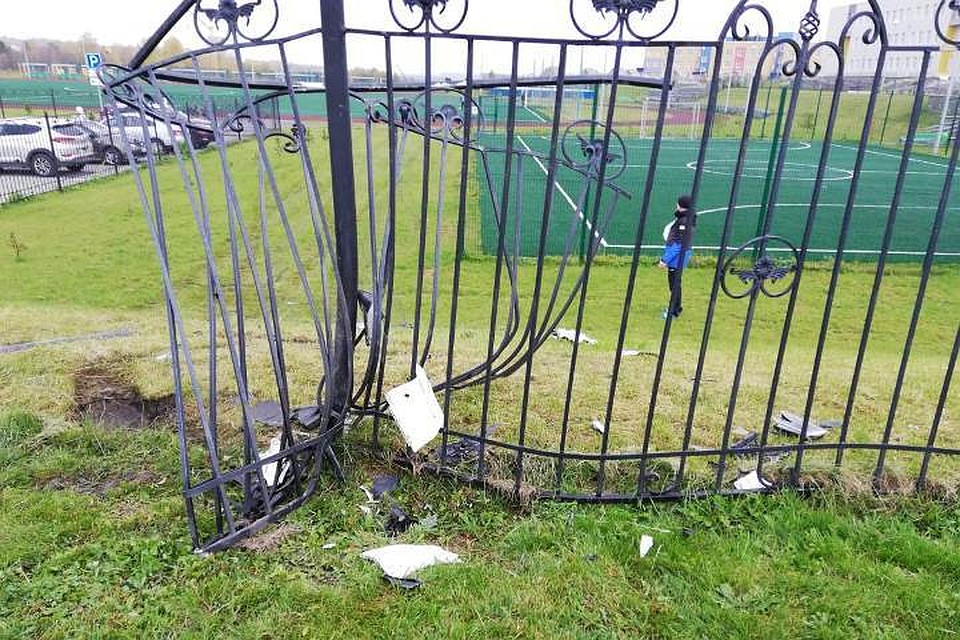 В кемеровской школе неизвестный снес забор.ФОТО:"Лесная Поляна в Кемерове"/ vk.com
