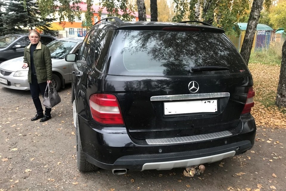 Дорогой подарок: вместо алиментов кузбассовец вручил ребенку Mercedes-Benz. ФОТО: УФССП России по Кемеровской области.