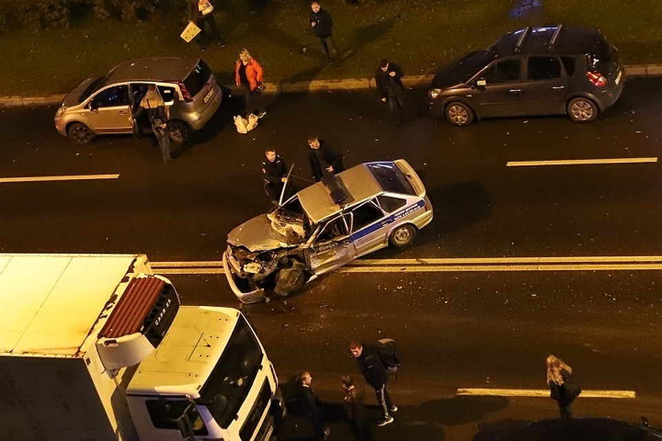 На Лени Голикова бетономешалка столкнулась с автомобилем "Росгвардии"