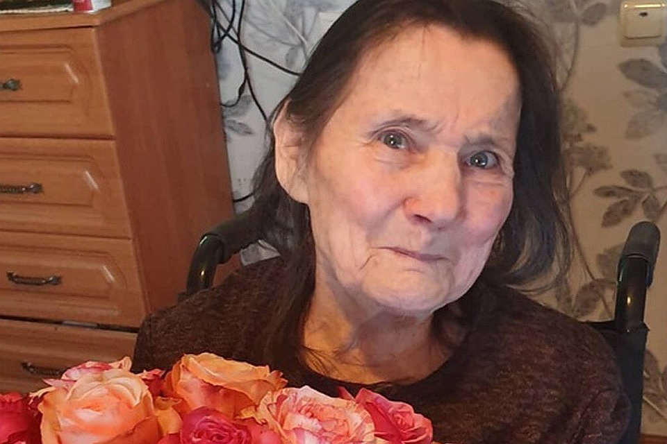 80-летняя пенсионерка лежала на улице и ждала, когда ее занесут в приемный покой.