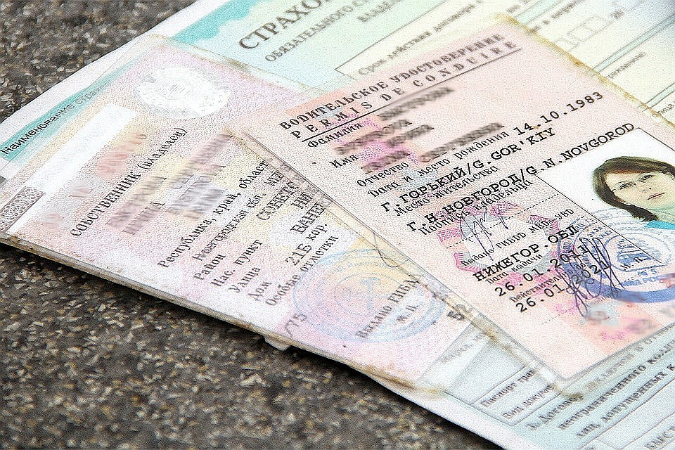Пластиковые удостоверения отменять не собираются