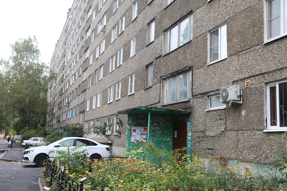 Сотрудники надзорного ведомства держат ситуацию с домом № 92 на улице Хользунова под контролем.