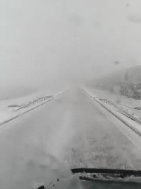 Омские автомобилисты засняли на видео сильнейший снегопад на трассе