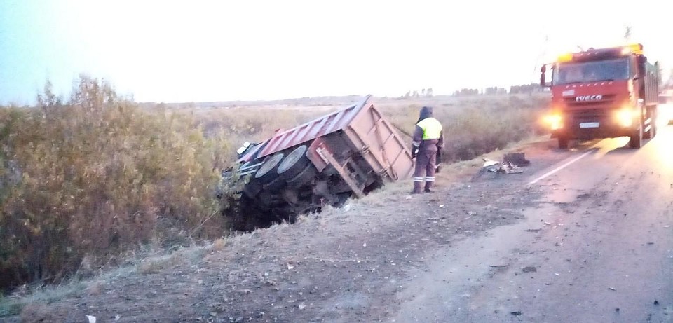 Под Тюмень водитель иномарки влетел на встречке в грузовик. Фото - ГИБДД Тюменской области.