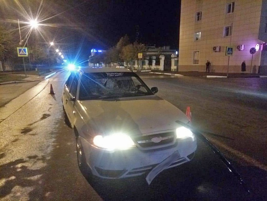 Мужчина и женщина переходили улицу по "зебре"