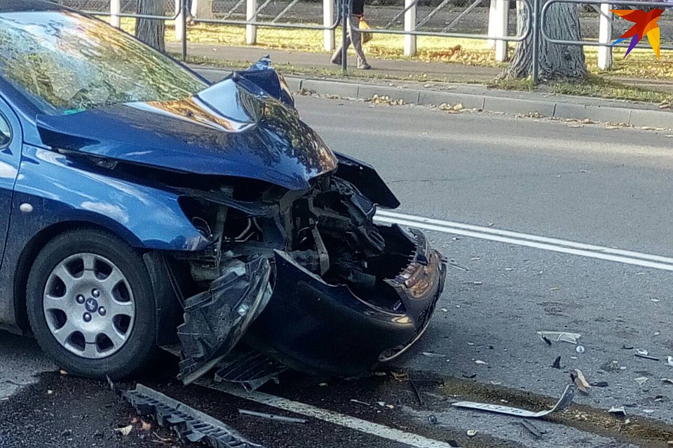 Легковушка протаранила прицеп в Гомеле