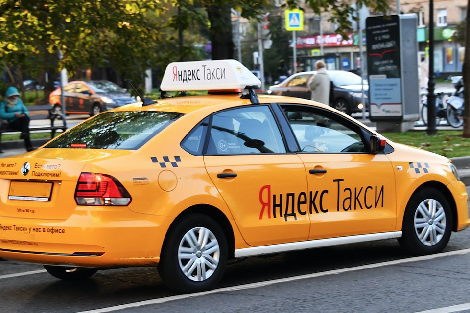 Таксист скрылся с места аварии, его объявили в розыск. Фото: brest.biz.