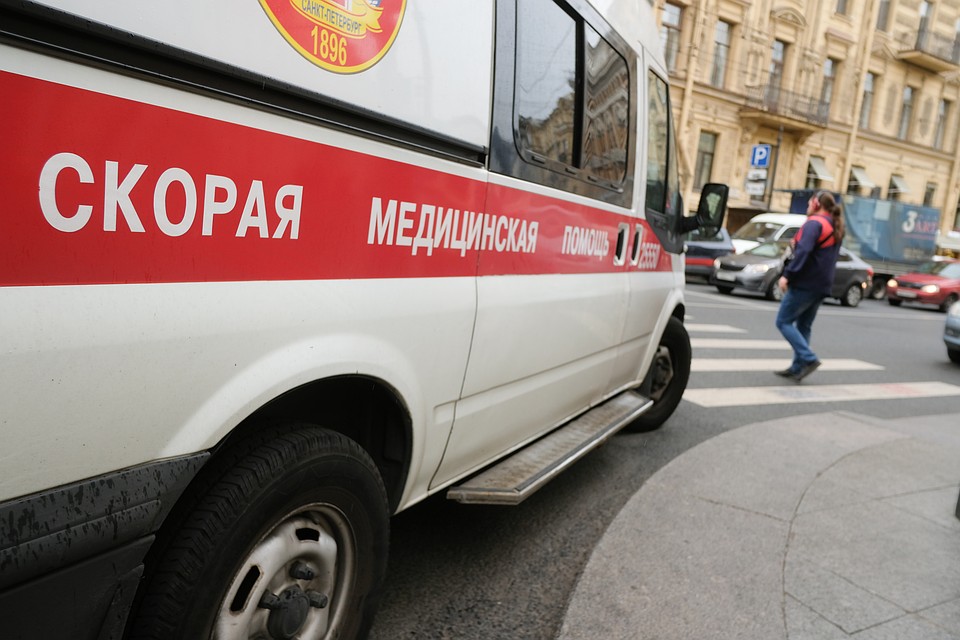 Полиция Петербурга выясняет причины падения в высоты двух людей