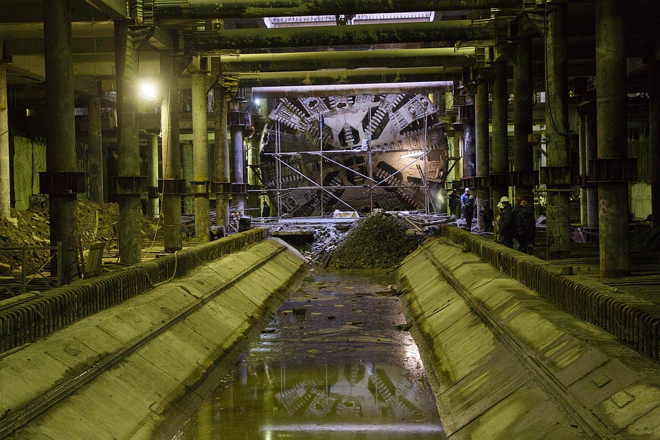 Петербург увеличит расходы на уборку, но снизит на строительство метро