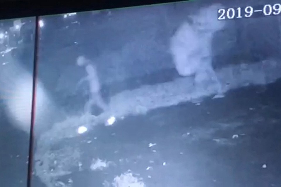 В полночь парни вытащили из тира медведя - главный приз за меткую стрельбу. А умели бы стрелять, могли бы честно выиграть. Фото: кадр с камеры видеонаблюдения.