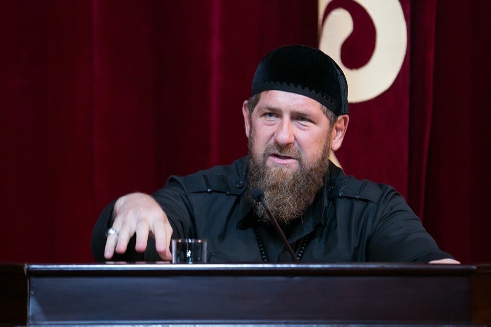 Чеченский лидер уличил напевавшего песню парня в том, что он радовался чужому горю