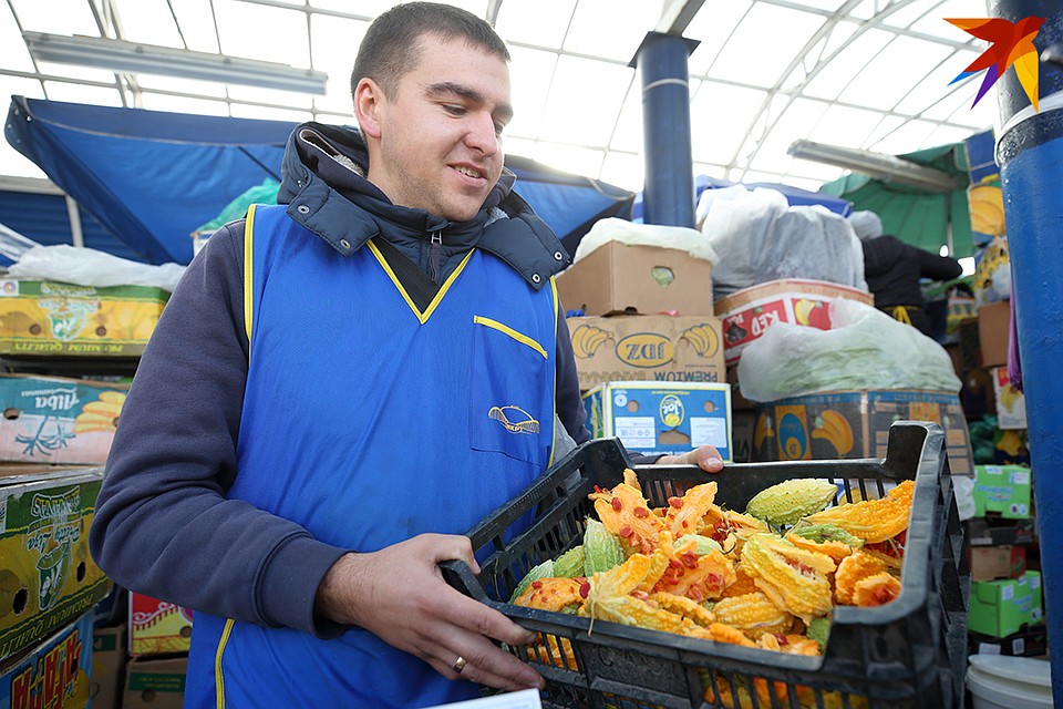 - Это момордика, - говорит продавец Андрей.