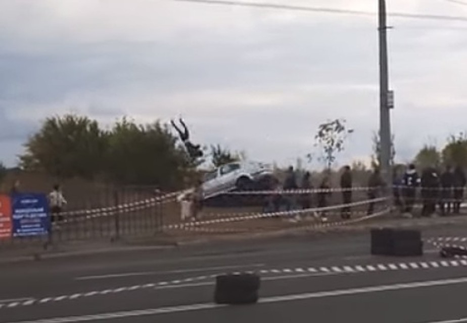 Зритель от удара переворачивается в воздухе