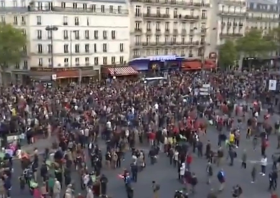 Демонстранты прошли мирным митингом по центру Парижа
