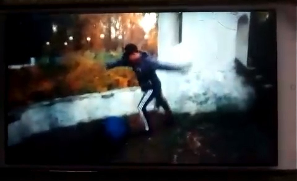 На кадрах видно, как толпа школьников зверски избивает своего сверстника, кричащего от боли и просящего пощады