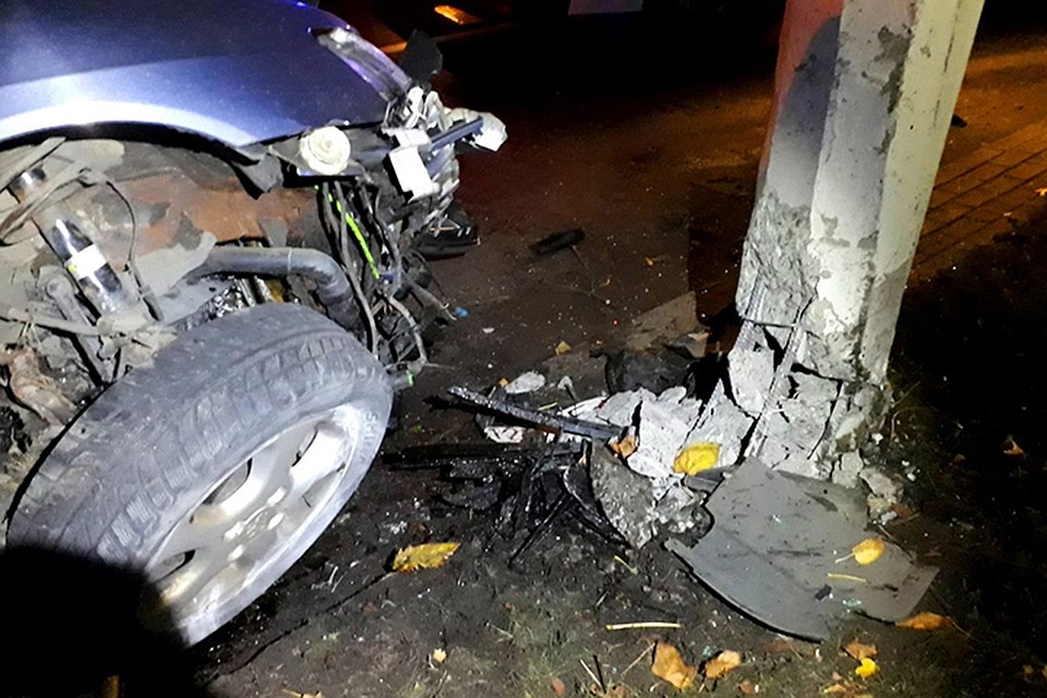 В Минске ночью автомобиль налетел на столб. Фото: МЧС.