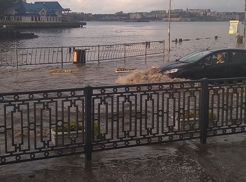 Машины практически утонули в воде. Фото: социальные сети