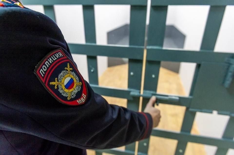 Вор в Хабаровске лез по балкону к возлюбленной и по пути обворовал квартиру